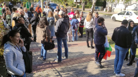 Във Велико Търново над 30 граждани се събраха на протест