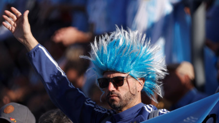 Привърженик на Аржентина подкрепя любимците си по време на равенството 0:0 срещу Бразилия в Сан Хуан