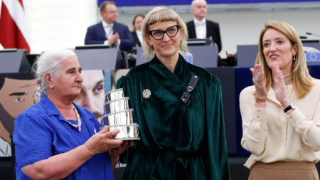 Минура Субашич, режисьорката Жасмина Збанич и председателката на Европейския парламент Роберта Мецола (отляво надясно) на връчването на наградите
