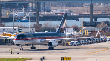 Самолетът на Тръмп на летища 