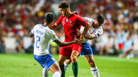 Андре Силва (в червено) отбеляза единствения гол за португалците.