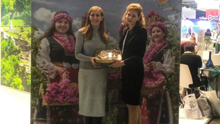 Министърът на туризма Николина Ангелкова разговаря с генералния директор на Асоциацията на регионите на Русия Светлана Ануфриенко в рамките на международната туристическа борса „Интурмаркет 2019“ в Москва.