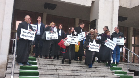 Адвокати в Бургас излязоха днес на протест, също както колегите си от София.