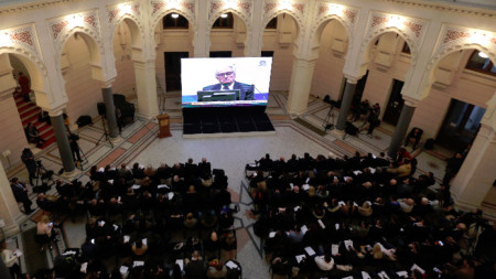 Хора, събрали се, за да гледат репортаж от съда на ООН за произнасянето на присъдата срещу Радован Караджич.