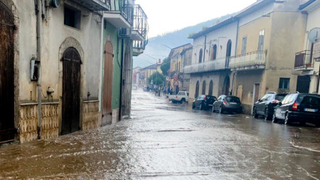  Изглед към наводнена улица след буря във Форино (Авелино), Южна Италия, архив.