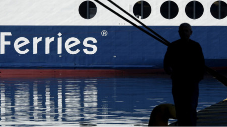 Стачка блокира Гърция Спряха фериботите и обществения транспорт Синдикатите искат по високи