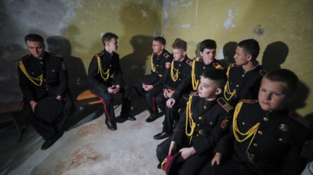 Украински кадети в бомбоубежище в Киев по време на тренировка, 27 юли 2022 г.
