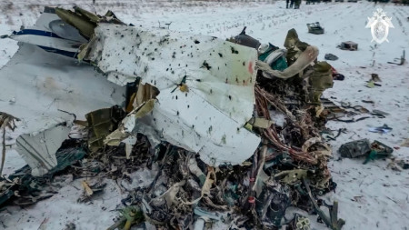 Кадри от видеото, разпространено от Руския следствен комитет на предполагаемото място, на което се е разбил самолетът Ил-76