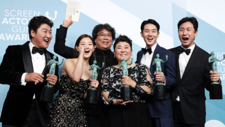 Режисьор на „Паразит“ е Пон Джун-хо (в средата), известен с лентите „Окджа“ и „Снежен снаряд“. 