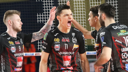 Александър Николов
