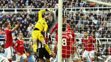 Давид де Хеа направи фантастични спасявания срещу Нюкасъл, но след почивката получи два гола и Манчестър Юнайтед загуби