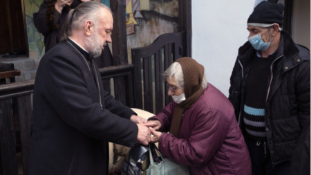 Отец Боян Саръев в храм „Свето Успение Богородично“ в град Кърджали