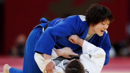 Чидзуру Арай (отгоре) спечели златото при 70-килограмовите.
