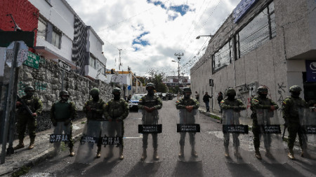 Военни охраняват радиостанция в Кито по време на изявление на президента, 10 януари 2024.г.