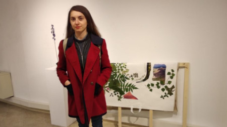 Мария Налбантова пред своята инсталация „Какво следва“