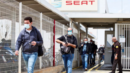 Работници напускат завод на „Сеат“ в Барселона, който поднови работа в понеделник, 27 април, след облекчаване на някои ограничителни мерки и задължително изпълняване на определени условия, като носене на маски.