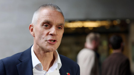 Напускащият генерален директор Тим Дейви говори пред централата на BBC в Лондон, Великобритания, 11 ноември 2025 г.