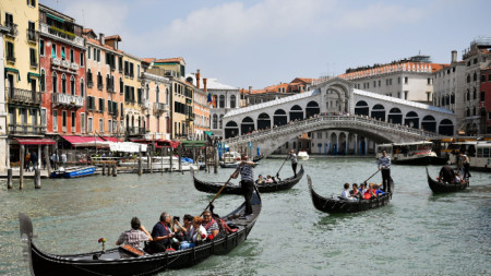Във Венеция отчетоха рекорден брой от близо 400 000 туристи