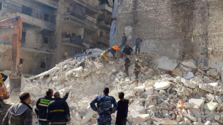 Руини след рухването на сграда в Алепо.