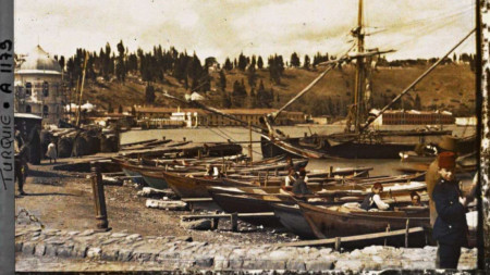 Малки лодки и фелука (вид ветроход) на пристанището в залива Златния рог, Константинопол (днес Истанбул), Турция, 1912 г.