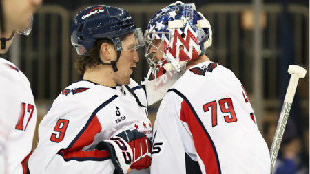 Вратаратя Линдгрен получава поздравления след поредното си спасавяне за Вашингтон.