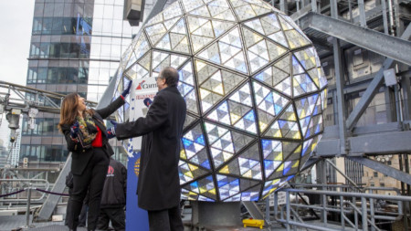 За посрещането на Нова година на Таймс скуеър в Ню Йорк ще бъдат допуснати 15 000 души, вместо обичайните 60 000