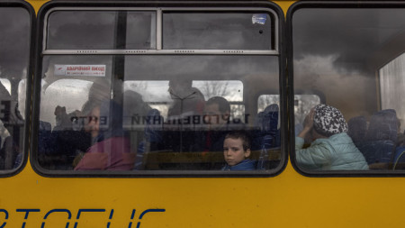 Конвой автобуси с общо 174 бежанци от югоизточна Украйна пристигна