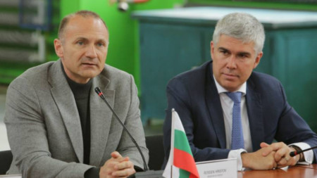 Ministrul Energiei, Rosen Hristov (stânga) și directorul executiv al Bulgartransgaz, Vladimir Malinov (dreapta)