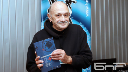 Георги Папакочев с книгата, посветена на легендарното предаване