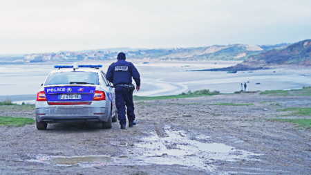 Френски полицай на плажна отсечка, която мигранти използват за отправна точка за прекосяване на Ламанша.