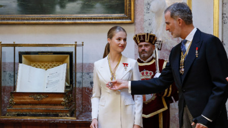 Испанският крал Фелипе VI (вдясно) разглежда медалите от Долната камара и Сената, които дъщеря му принцеса Леонор (вляво) получи след клетвата във вярност към испанската Конституция, Мадрид, 31 октомври 2023 г.