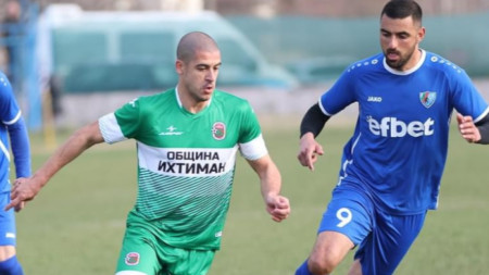 Василий Милованович (в зелено) се представя отлично в Ботев (Ихтиман)