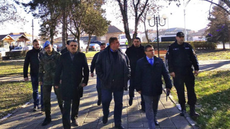 Каракачанов посети махалата заедно с кметовете на селото и на община Марица с шефа на ОД на МВР