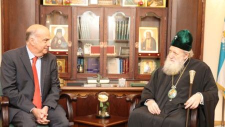 Посланикът на САЩ в България Кенет Мертен (вляво) и патриарх Неофит