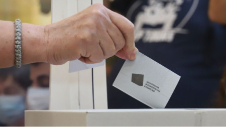 Изборният ден в 8 МИР Добрич започна навреме в две секции