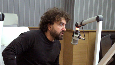 Петър Дундаков в студиото на Радио София