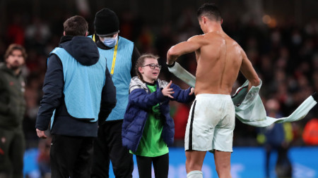 Кристиано Роналдо подарява фланелката си на дете след квалификационния футболен мач от група А на Световното първенство по футбол 2022 между Ирландия и Португалия в Дъблин