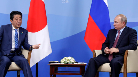 Японският премиер Шиндзо Абе и президентът на Русия Владимир Путин разговаряха по време на икономическия форум във Владивосток