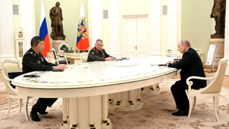 Ли Шанфу с руския си колега Сергей Шойгу и с президента Владимир Путин, 16 април 2023 г.