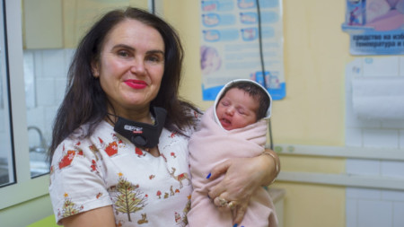 Янислав - първото бебе в община Мездра за 2021, родено в местната болница на 4 януари.