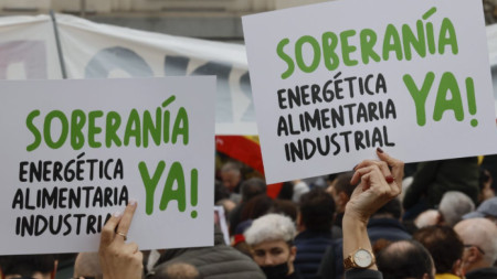 Правителството на Испания позволи на супермаркетите да ограничат продажбата на