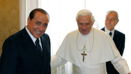 Папа Бенедикт XVI се среща със Силвио Берлускони в частната си библиотека във Ватикана, архив, 6 юни 2008 г. 