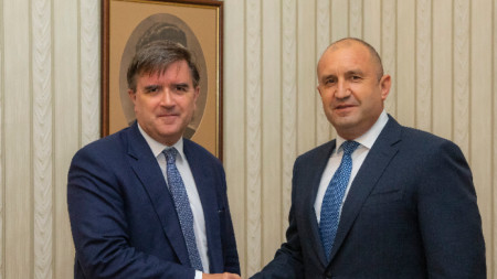 El embajador James C. O'Brien, jefe de la Oficina de Coordinación de Sanciones del Departamento de Estado de EEUU (a la izquierda) y el presidente de Bulgaria, Rumen Radev