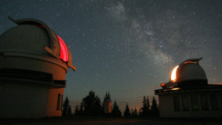 Нощни кадри с телескопните кули на Рожен 
