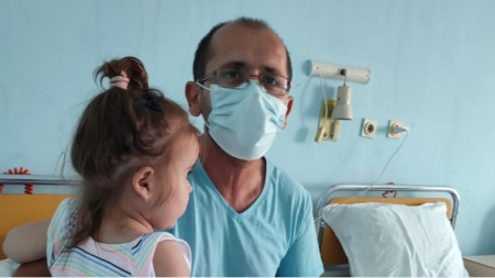 Melisa ve babası çok şanslı ! Burgas doktorları küçük kızın hayatını kurtardı.   