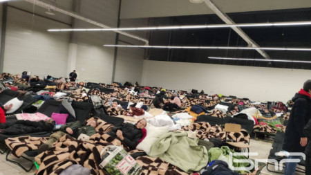 Търговски център превърнат в бежански лагер на 3-4 км от ГКПП „Корджова“ на полско-украинската граница.