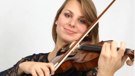 Бразилската цигуларка Каролина Фойерхармел 