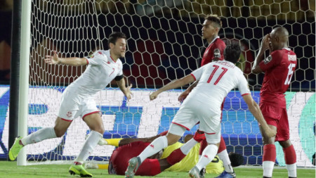 Феряни Саси ликува след първия гол за Тунис.