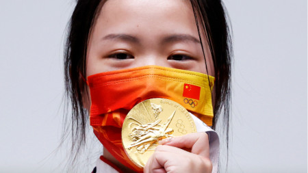 Китайката Цян Ян постави нов олимпийски рекорд в спортната стрелба.