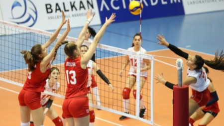Националният отбор на България по волейбол за девойки до 17 години завърши